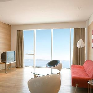 Deluxe One-Bedroom King Suite