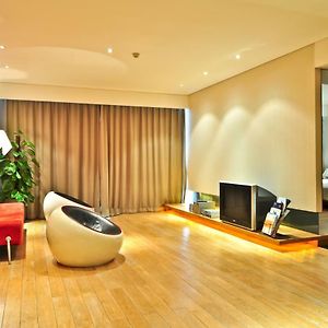 Deluxe One-Bedroom King Suite